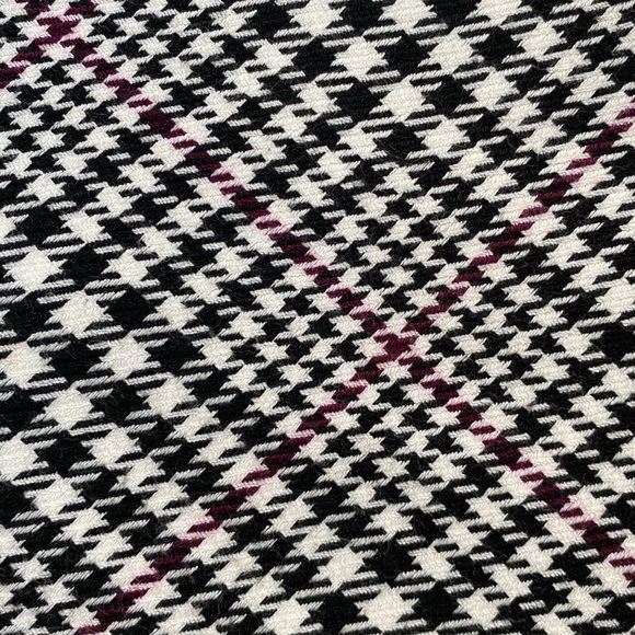 White House Black Market houndstooth pencil skirt. - Picture 4 of 13